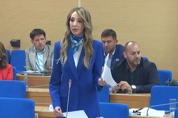 Krivokapić: Zbog partijskog zapošljavanja članova NSD i bahatog ponašanja Zečevića i Vešovića Putevi nijesu imali novca za isplatu zarade Krivokapić: Zbog partijskog zapošljavanja članova NSD i bahatog ponašanja Zečevića i Vešovića Putevi nijesu imali novca za isplatu zarade