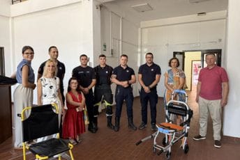 Evakuacija mora biti bezbjedna i dostupna svima: UMHCG doniralo evakuacionu stolicu Službi zaštite i spašavanja Glavnog grada