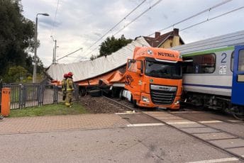 (VIDEO) Kamion ostao zaglavljen između spuštenih rampi na pružnom prelazu, na njega naletio voz (VIDEO) Kamion ostao zaglavljen između spuštenih rampi na pružnom prelazu, na njega naletio voz