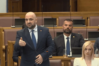 Božović bez odgovora na pitanje o glorifikovanju Mladića od strane Mandića i Vraneša Božović bez odgovora na pitanje o glorifikovanju Mladića od strane Mandića i Vraneša