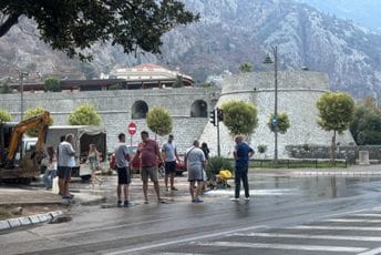Kotor: Pukla glavna vodovodna cijev, građani za sada imaju vodu Kotor: Pukla glavna vodovodna cijev, građani za sada imaju vodu