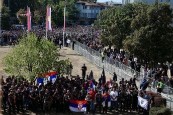 Hiljade ljudi u Beogradu se opraštaju od ratnog zločinca: Porfirije služi opijelo Ratku Mladiću
