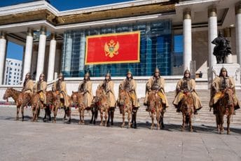 U Ulan Batoru istaknuta velika crnogorska zastava