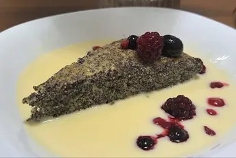 Kremasti kolač s makom i voćem koji osvaja jednostavnom pripremom