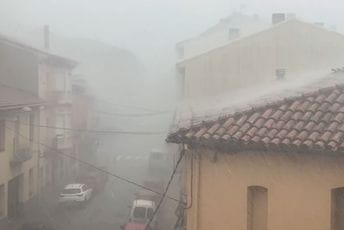 (VIDEO) Snažno nevrijeme pogodilo Sloveniju, Italiju i Hrvatsku: Vjetar nosio krovove, čupao drveće... (VIDEO) Snažno nevrijeme pogodilo Sloveniju, Italiju i Hrvatsku: Vjetar nosio krovove, čupao drveće...