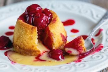 Mekani lava kolač s bijelom čokoladom Mekani lava kolač s bijelom čokoladom