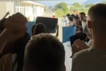 Nastava i danas obustavljena u Tuzima: Đaci ne odustaju od zahtjeva za smjenu direktora