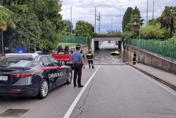 Nepogode u Italiji: Stradala žena, bujice nosile kola, putevi potopljeni Nepogode u Italiji: Stradala žena, bujice nosile kola, putevi potopljeni
