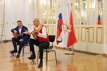 Crnogorski virtuozi oduševili slovenačku publiku: Gitarski duo Bulatović-Nikčević nastupio u Mariboru Crnogorski virtuozi oduševili slovenačku publiku: Gitarski duo Bulatović-Nikčević nastupio u Mariboru