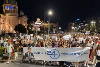 "Ovdje su i 24 minuta previše": Hiljade ljudi na ulicama Beograda na skupu podrške Zoranu Kesiću i ekipi Njuz.neta "Ovdje su i 24 minuta previše": Hiljade ljudi na ulicama Beograda na skupu podrške Zoranu Kesiću i ekipi Njuz.neta
