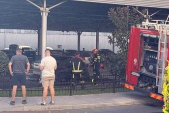 Požar u City kvartu: Izgorjelo vozilo, policija utvrđuje da li je požar podmetnut Požar u City kvartu: Izgorjelo vozilo, policija utvrđuje da li je požar podmetnut