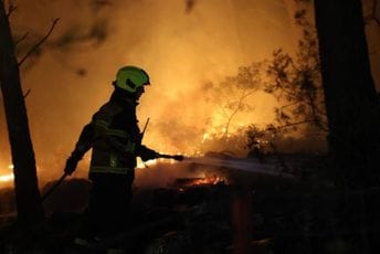 (VIDEO) Dramatična noć na Braču: Stotine ljudi bježale pred vatrenom stihijom prema moru (VIDEO) Dramatična noć na Braču: Stotine ljudi bježale pred vatrenom stihijom prema moru