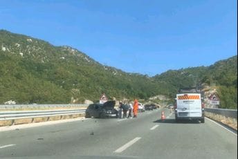 Udes na auto-putu: Sudarila se dva automobila Udes na auto-putu: Sudarila se dva automobila