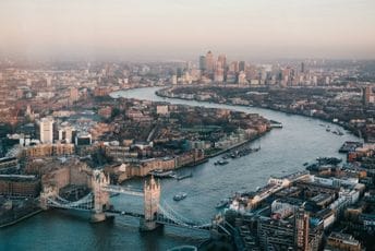 Amerikanci tajno iz Londona prebacili diplomatu optuženog za posjedovanje pedofilskih fotografija Amerikanci tajno iz Londona prebacili diplomatu optuženog za posjedovanje pedofilskih fotografija