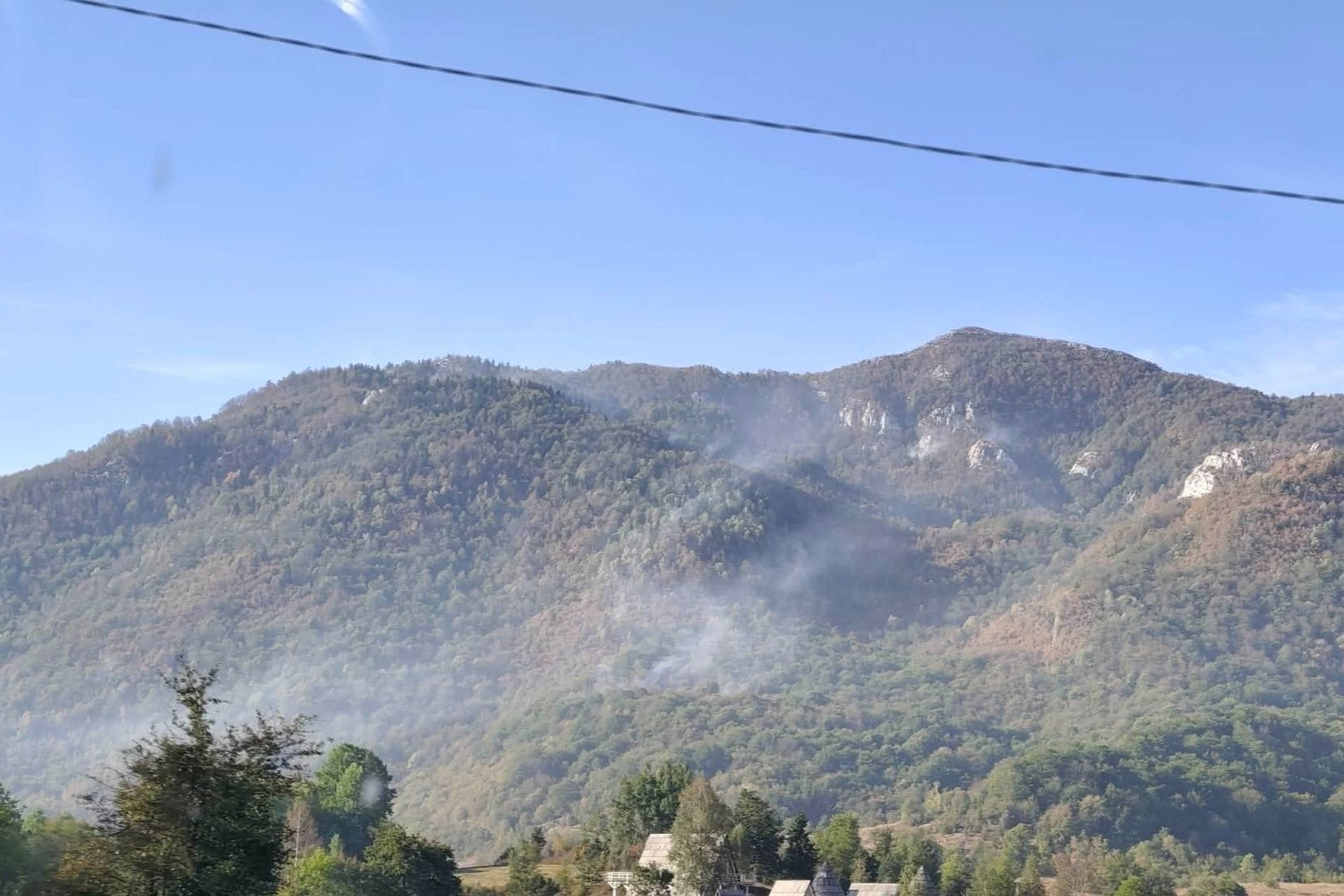 Fotografija 1: I dalje aktivni požari na teritoriji Nikšića i Šavnika: U gašenje vatre uključeni avioni