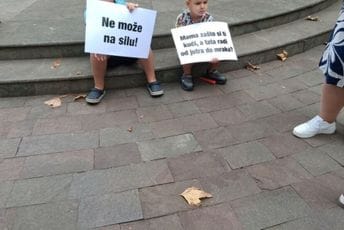 Roditelji protestuju ispred Ustavnog suda dok traje rasprava o vakcinaciji