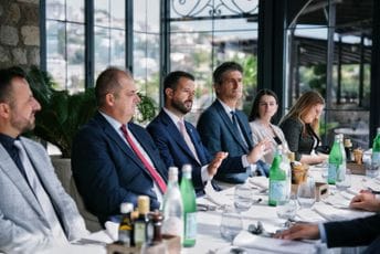 Milatović sa Nimanbeguom i nekadašnjim čelnicima Ulcinja: Razvoj grada mora biti iznad političkih razlika Milatović sa Nimanbeguom i nekadašnjim čelnicima Ulcinja: Razvoj grada mora biti iznad političkih razlika