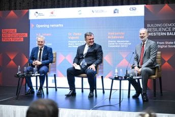 Satler: Posao još nije završen, ne može biti prečica; Vujović: Zatvaranje poglavlja samo po sebi neće riješiti korupciju i zarobljavanje države Satler: Posao još nije završen, ne može biti prečica; Vujović: Zatvaranje poglavlja samo po sebi neće riješiti korupciju i zarobljavanje države