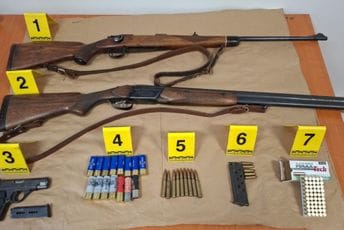 (FOTO) Policija pretresla 12 lokacija na sjeveru: Oduzeto 11 komada oružja, 430 metaka i „Porsche Macan“, jedna osoba uhapšena (FOTO) Policija pretresla 12 lokacija na sjeveru: Oduzeto 11 komada oružja, 430 metaka i „Porsche Macan“, jedna osoba uhapšena