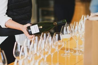 Rekordni toplotni talasi u Francuskoj povećavaju nivo alkohola u šampanjcu Rekordni toplotni talasi u Francuskoj povećavaju nivo alkohola u šampanjcu