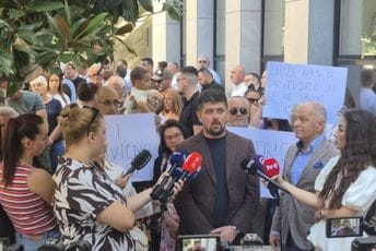 "Podrška štrajku": Počeo protest članova porodica pritvorenika "Podrška štrajku": Počeo protest članova porodica pritvorenika