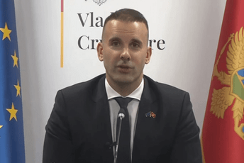 Spajić: Minimalne plate od januara idu na 1.000, 1.250 i 1.400 eura, penzionerima po 100 pred zimu Spajić: Minimalne plate od januara idu na 1.000, 1.250 i 1.400 eura, penzionerima po 100 pred zimu