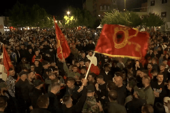 Priština: Brojni građani ispred Vlade, najavljuju da neće prestajati sa protestima Priština: Brojni građani ispred Vlade, najavljuju da neće prestajati sa protestima