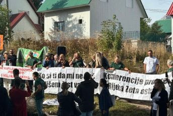 Pogledajte kako je na protestu na Žabljaku: Aktivisti nezadovoljni stanjem ekologije u Crnoj Gori (FOTO / VIDEO) Pogledajte kako je na protestu na Žabljaku: Aktivisti nezadovoljni stanjem ekologije u Crnoj Gori (FOTO / VIDEO)