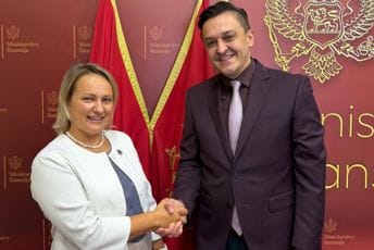 Vuković sa šeficom kancelarije EBRD-a: Više od milijardu eura uloženo u Crnu Goru, nova faza saradnje usmjerena na infrastrukturu, energetiku i razvoj privatnog sektora Vuković sa šeficom kancelarije EBRD-a: Više od milijardu eura uloženo u Crnu Goru, nova faza saradnje usmjerena na infrastrukturu, energetiku i razvoj privatnog sektora