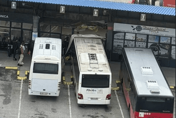 BiH: Autobus se velikom brzinom zabio u stanicu, povrijeđeno troje