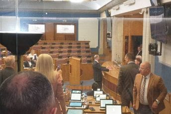 U sali bilo 39 poslanika: Mandić nije dozvolio da se utvrdi ima li kvoruma, ništa od sjednice o njegovoj smjeni