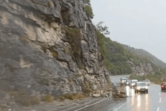 Odron na putu Podgorica - Cetinje: Stijena na trećoj traci Odron na putu Podgorica - Cetinje: Stijena na trećoj traci