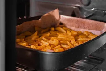 Pečeni krompir biće hrskaviji ako mu prije stavljanja u rernu dodate ovaj sastojak Pečeni krompir biće hrskaviji ako mu prije stavljanja u rernu dodate ovaj sastojak