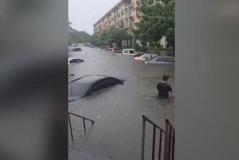 Katastrofa u Bangkoku: Obilna kiša nosila sve pred sobom, hiljade stanovnika u skloništima Katastrofa u Bangkoku: Obilna kiša nosila sve pred sobom, hiljade stanovnika u skloništima