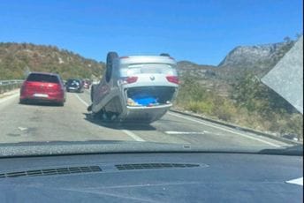 Nezgoda na putu Podgorica-Nikšić: Automobil završio na krovu Nezgoda na putu Podgorica-Nikšić: Automobil završio na krovu
