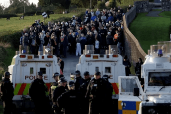 Sjeverna Irska na ivici starih podjela: Blokirana ulica u Portadaunu, među demonstrantima i premijerka Sjeverna Irska na ivici starih podjela: Blokirana ulica u Portadaunu, među demonstrantima i premijerka