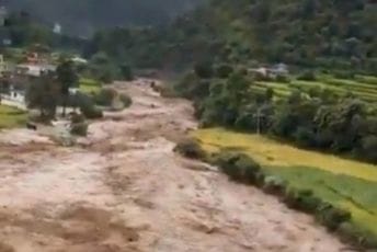 Velike poplave pogodile Indiju i Nepal: Poginule najmanje 83 osobe