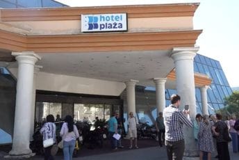 Protest ispred hotela Plaža: Bivši radnici Vektra Boke traže isplatu otpremnina Protest ispred hotela Plaža: Bivši radnici Vektra Boke traže isplatu otpremnina