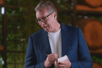 (VIDEO) Aleksandar Vučić glumio konobara u restoranu, evo što su mu gosti naručivali