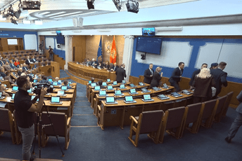 Poslanici DPS-a otišli sa sjednice Skupštine; Mandić: Niko nas neće destabilizovati Poslanici DPS-a otišli sa sjednice Skupštine; Mandić: Niko nas neće destabilizovati