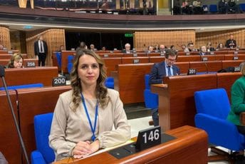 Dešić u Skupštini Savjeta Evrope potpisala Deklaraciju kojom se osuđuje državno veličanje osuđenog ratnog zločinca Ratka Mladića Dešić u Skupštini Savjeta Evrope potpisala Deklaraciju kojom se osuđuje državno veličanje osuđenog ratnog zločinca Ratka Mladića