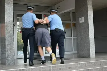 Uhapšena petorica muškaraca u okolini Gradiške: Osumnjičeni za obljubu dvije maloljetnice Uhapšena petorica muškaraca u okolini Gradiške: Osumnjičeni za obljubu dvije maloljetnice