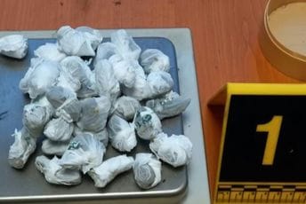 Policija pretresla kuću u Rožajama: Kod maloljetnice pronađeno 35 pakovanja marihuane Policija pretresla kuću u Rožajama: Kod maloljetnice pronađeno 35 pakovanja marihuane
