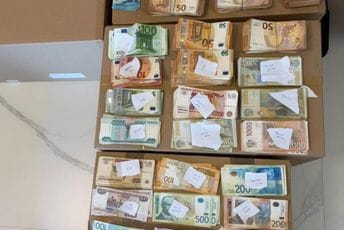 Uhapšeni Rusi imali još jedan stan u Crnoj Gori, u njemu pronađeno više od 61.000 eura Uhapšeni Rusi imali još jedan stan u Crnoj Gori, u njemu pronađeno više od 61.000 eura