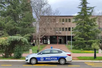 Bar: Određeno zadržavanje trojici osumnjičenih za bacanje eksploziva u dvorište kuće braće Ivanović Bar: Određeno zadržavanje trojici osumnjičenih za bacanje eksploziva u dvorište kuće braće Ivanović