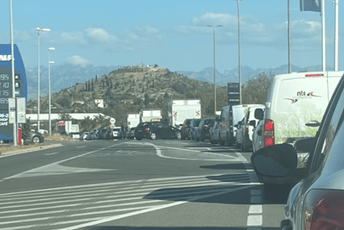 Udes u Kokotima: Povrijeđena jedna osoba, saobraćaj obustavljen Udes u Kokotima: Povrijeđena jedna osoba, saobraćaj obustavljen