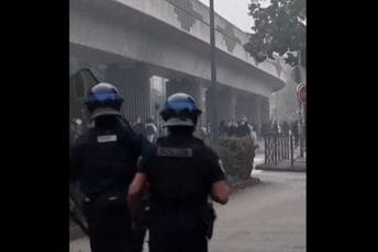 (VIDEO) Sukobi na protestima učenika u Francuskoj: Povrijeđeni policajci i privedeni maloljetnici