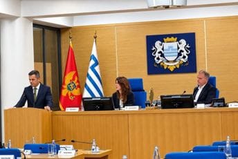 Mujović: Dijalog u politici je najčešće farsa; Klikovac: Jeste li ponosni što vam izvještaj nije dobio ni podršku većine?