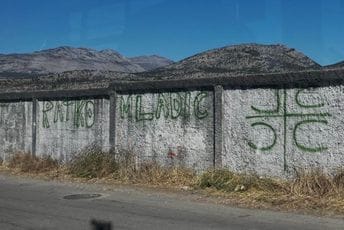 Podgorica: Grafit posvećen Mladiću ispisan na ogradi groblja u Zagoriču