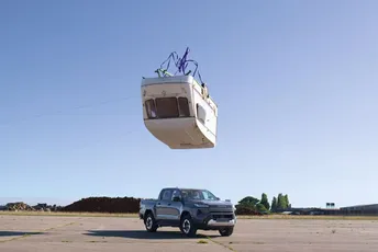 (VIDEO) Hilux prošao brutalan test: Na njega bacili kamp prikolicu (VIDEO) Hilux prošao brutalan test: Na njega bacili kamp prikolicu